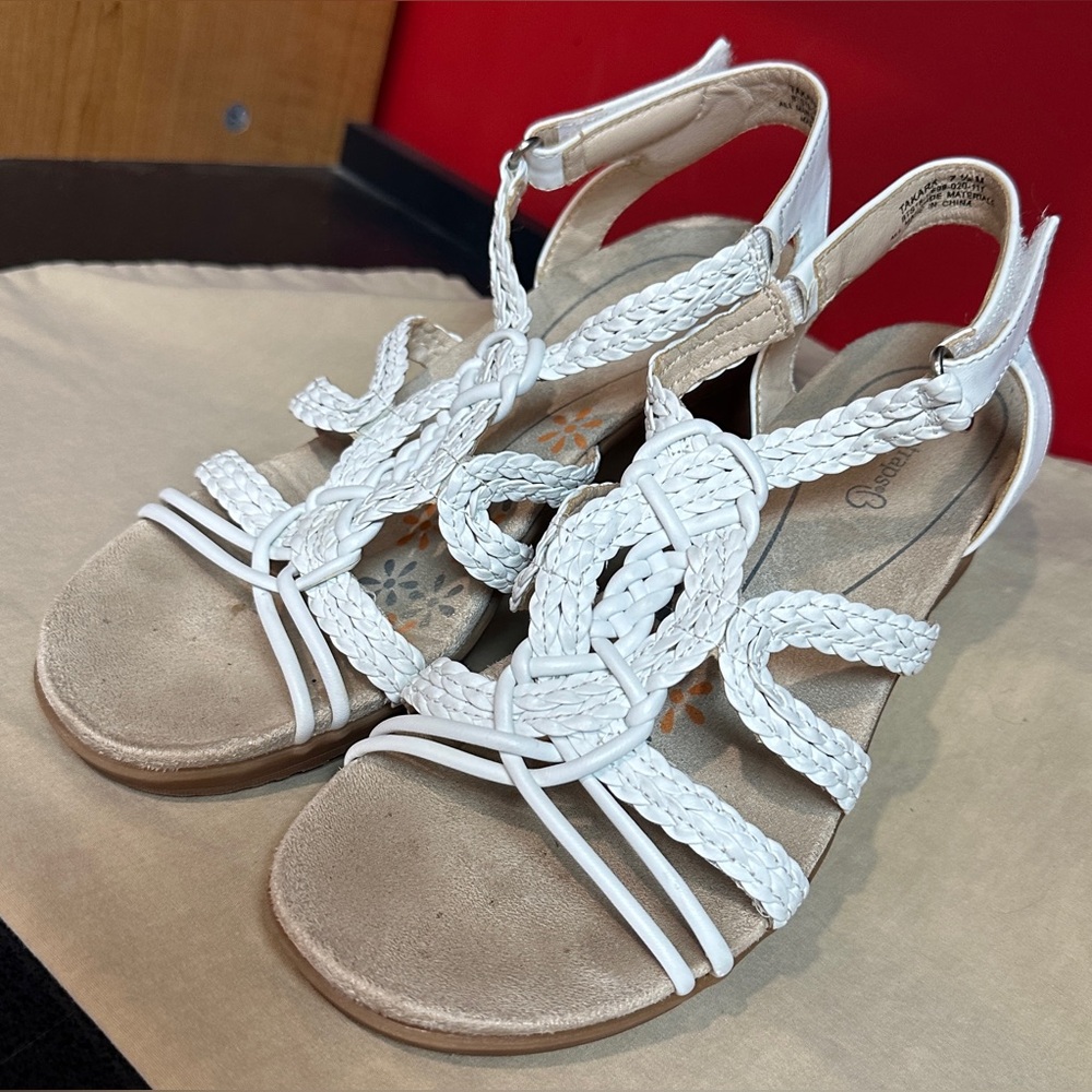 Baretraps Takara Wedge Strappy Sandals White Faux Leather Women’s Size 7.5M - Picture 6 of 13